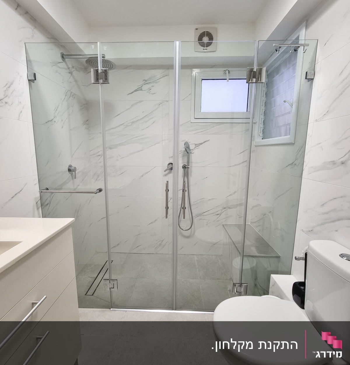 מקלחון זכוכית עם ראש מקלחת עגול וקירות שיש